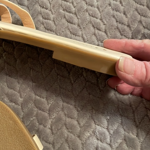 NWOT Olivia Ferguson cream leather flat slip on sandals, Size S - Picture 3 of 3